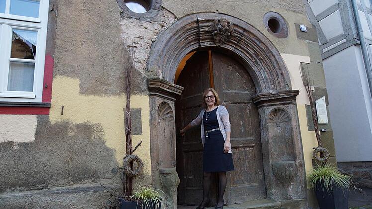 Maria Rinecker führt wieder Besucher durch ihr Haus. Foto: Arkadius Guzy