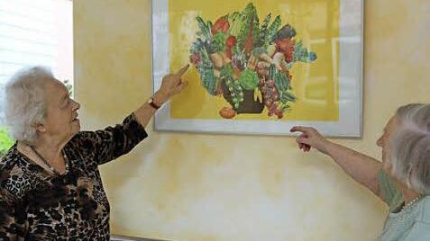 Johanna Ott und Meta Groh vor einem ihrer Werke. Die ganze Kreativgruppe hat bei den Blumencollagen geholfen.  Foto: Müller-Sanke