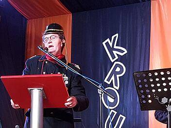 Beim Büttenabend dabei:   die "Altneuhäuser Feuerwehrkapelle mit ihrem Kommandanten Hans-Peter Laschka".Maria Löffler