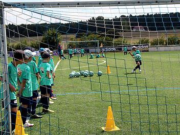 Auch die richtige Schusshaltung wurde geübt.  Foto: Richard Sänger