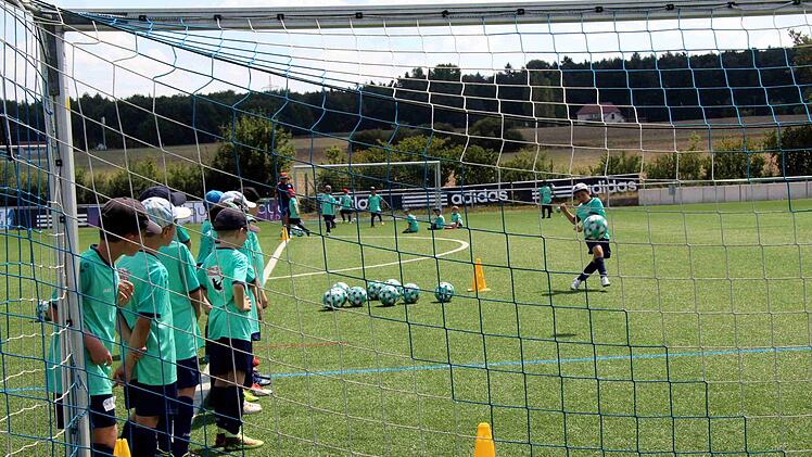 Auch die richtige Schusshaltung wurde geübt.  Foto: Richard Sänger