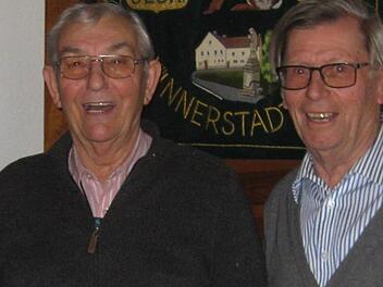 Karl Heinz Mangold (rechts) ehrte Ludwig Mangold f&uuml;r 50-j&auml;hrige Vereinszugeh&ouml;rigkeit. Foto: Sabine Scheuble