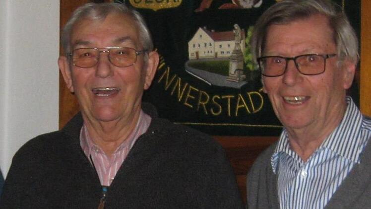 Karl Heinz Mangold (rechts) ehrte Ludwig Mangold f&uuml;r 50-j&auml;hrige Vereinszugeh&ouml;rigkeit. Foto: Sabine Scheuble
