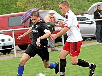 SV Fatschenbrunn - SpVgg Untersteinbach. Aus dieser Szene heraus entwickelt sich das 1:0 für die Fatschenbrunner durch Adrian Neundörfer (links), das der Untersteinbacher Lukas Pfuhlmann nicht mehr verhindern kann. Foto: Günther Geiling
