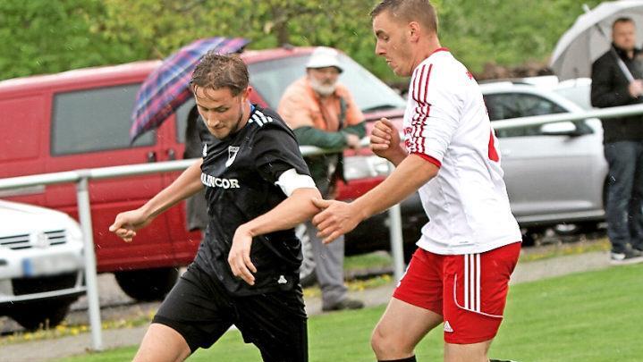 SV Fatschenbrunn - SpVgg Untersteinbach. Aus dieser Szene heraus entwickelt sich das 1:0 für die Fatschenbrunner durch Adrian Neundörfer (links), das der Untersteinbacher Lukas Pfuhlmann nicht mehr verhindern kann. Foto: Günther Geiling