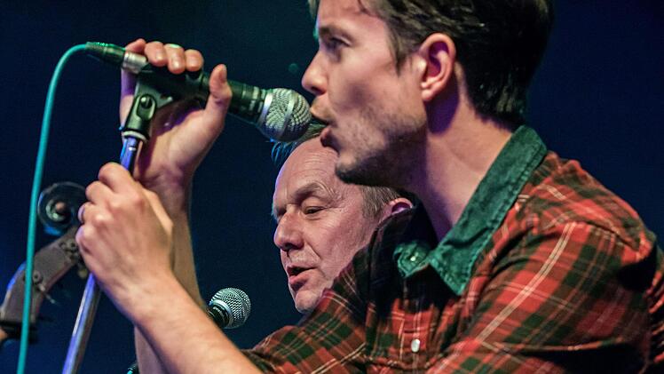 Das Publikum war begeistert: Impressionen von der Coburger Spider Murphy Party" auf dem Schlossplatz. Der Abend im Festzelt war eine Kooperation der Original Prinz Albert Blasmusik (OPA) mit dem Landestheater Coburg.Foto: Jochen Berger