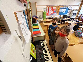 CO2-Sensoren in allen Klassenzimmern und Gruppenräumen der Coburger Schulen und Kindertagesstätten werden in den nächsten Wochen nach und nach installiert. Die LEDs mit ihren Ampelfarben zeigen die Kohlenstoffdioxid-Konzentration in der Raumluft an. Bei gelb wird gelüftet und somit auch die Zahl möglicher Coronaviren verringert, wissen Nora, Isabelle und Mick von der Klasse 2b der Jean-Paul-Schule.