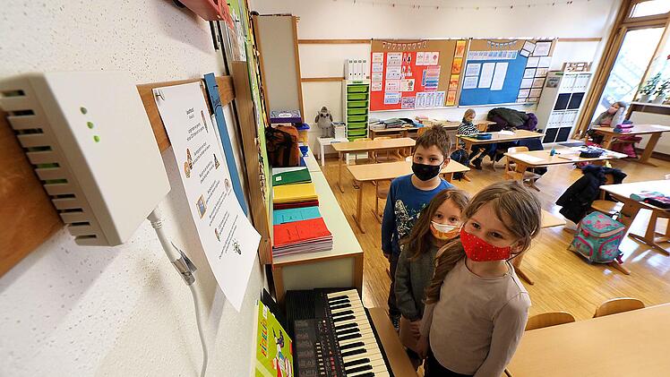 CO2-Sensoren in allen Klassenzimmern und Gruppenräumen der Coburger Schulen und Kindertagesstätten werden in den nächsten Wochen nach und nach installiert. Die LEDs mit ihren Ampelfarben zeigen die Kohlenstoffdioxid-Konzentration in der Raumluft an. Bei gelb wird gelüftet und somit auch die Zahl möglicher Coronaviren verringert, wissen Nora, Isabelle und Mick von der Klasse 2b der Jean-Paul-Schule.