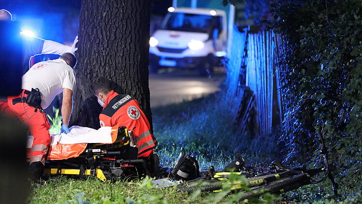 Radfahrer st&uuml;rzt und verletzt sich dabei schwer