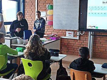 Die Schülerinnen und Schüler hören den Medienscouts aufmerksam zu.