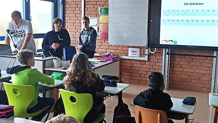 Die Schülerinnen und Schüler hören den Medienscouts aufmerksam zu.