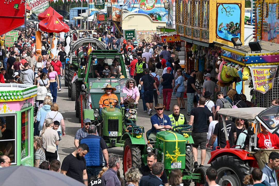 Nürnberger Frühlingsfest mit Rekordbesuch: 85 historische Traktoren auf Rundfahrt