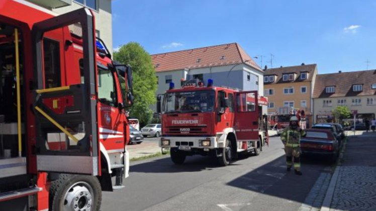 Feuerwehr Bamberg zu verrauchter Wohnung alarmiert - "qualmende Gegenstände"