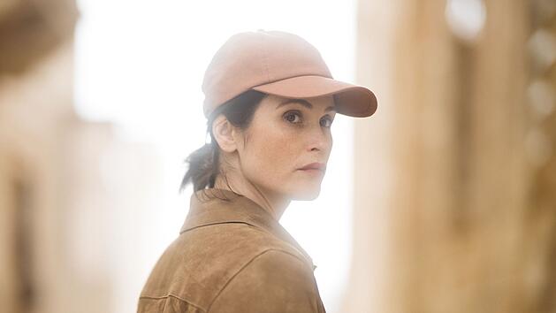 Kate Henderson (Gemma Arterton) hat auch ein Privatleben in London - mit Mann und zwei Kindern. Weil die Eltern allerdings beide stressige Jobs haben und sich st&auml;ndig auf Abruf befinden, findet das Familienleben der Hendersons eher zwischen zwei Schlucken Kaffee statt.