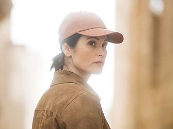 Kate Henderson (Gemma Arterton) hat auch ein Privatleben in London - mit Mann und zwei Kindern. Weil die Eltern allerdings beide stressige Jobs haben und sich st&auml;ndig auf Abruf befinden, findet das Familienleben der Hendersons eher zwischen zwei Schlucken Kaffee statt.