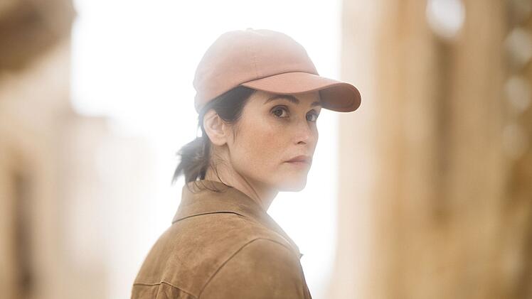 Kate Henderson (Gemma Arterton) hat auch ein Privatleben in London - mit Mann und zwei Kindern. Weil die Eltern allerdings beide stressige Jobs haben und sich st&auml;ndig auf Abruf befinden, findet das Familienleben der Hendersons eher zwischen zwei Schlucken Kaffee statt.