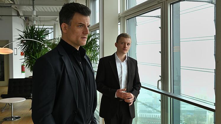 Immobilienfirma-Chef Niklas Kaiser (Torben Liebrecht, links) und sein Kollege Steffen Sammler (Vito Sack) meinen es mit den Mieterinnen und Mietern nicht gut.