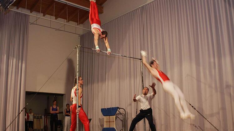 Zwei Turner an einer Stange