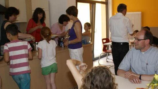 Immer schön der Reihe nach geht es in der Mittagsbetreuung in Untersteinbach. Pfarrer Kurt Wolf (rechts) spendete der Einrichtung nach der Renovierung den kirchlichen Segen und wartete anschließend gerne mit seiner Tischgemeinschaft auf sein Nudelgericht.