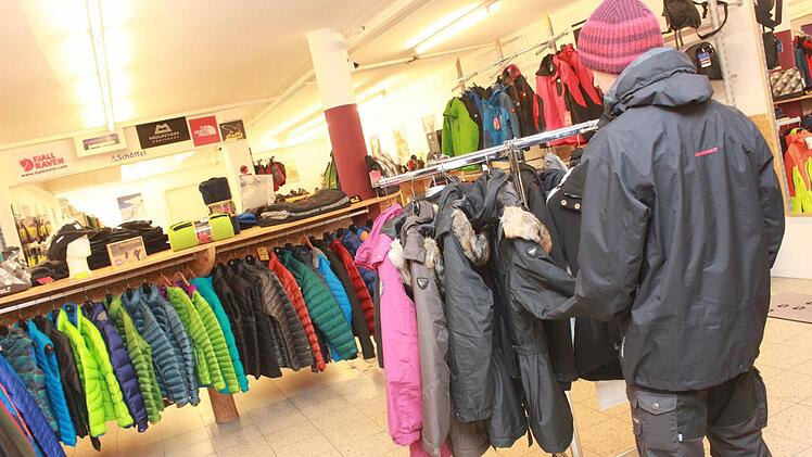 Wer noch auf der Suche nach einer dicken Winterjacke ist, bekommt sie in vielen Geschäften jetzt deutlich reduziert.  Foto: Sabine Herteux