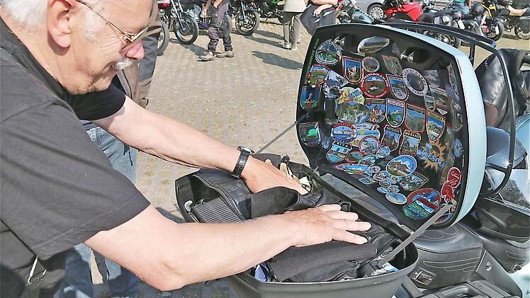 Gottlieb Thürmer präsentiert seine vielen Reiseaufkleber.