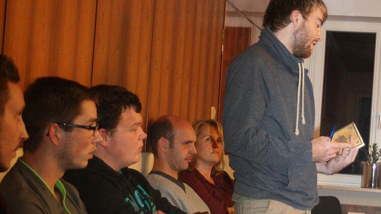 Unter den Stadtratsbesuchern waren auch Mitglieder der "Initiative Hand in Hand". Stehend Begründer Nols Ißmann.  Foto: Weiler