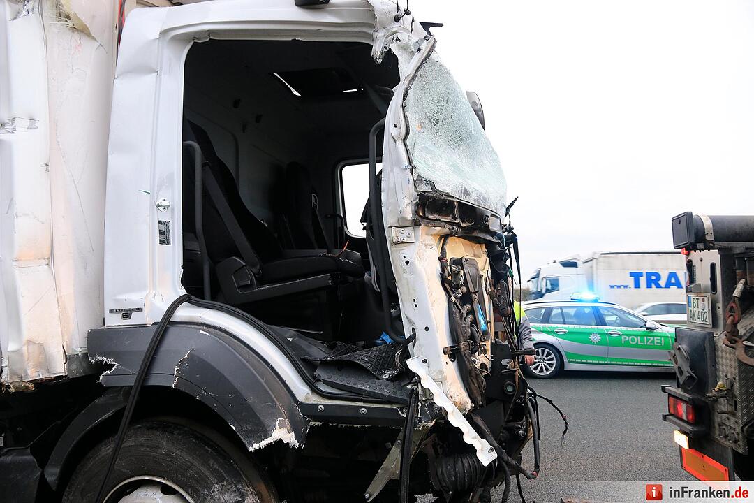 Lkw-Unfall auf der A9 – Person eingeklemmt