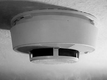 Rauchmelder sind in Neubauten seit Januar 2013 Pflicht. Allerdings gibt es keine Behörde, die die Geräte offiziell überprüft. Offenbar haben Trickbetrüger eine neue Maschen entdeckt, sich Zugang zu Privatwohnungen zu verschaffen, indem sie sich als Rauchmelder-Kontrolleure ausgeben. Foto: Kai Remmers/dpa
