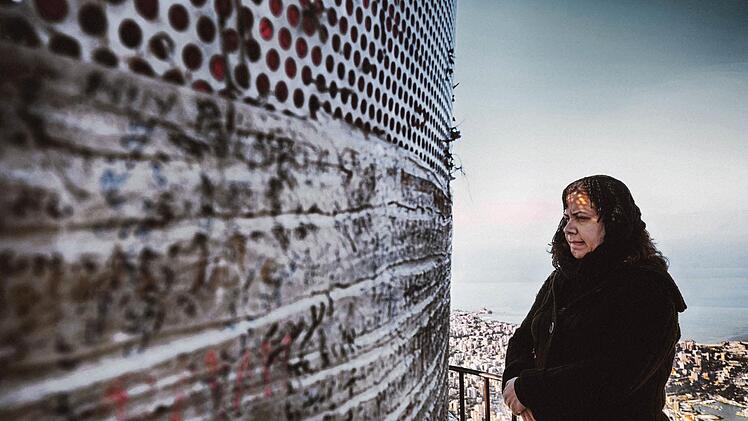 Die Frau steht am Sockel der Pilgerstätte "Our Lady of Lebanon", einer Marienstatue in Harissa - oft traf Heiko Roith Syrerinnen im Libanon. Foto: Heiko Roith