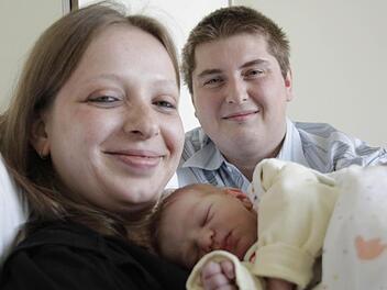 So sieht Neujahrsglück aus: Andrea und Nick Neumann mit Bastian, ihrem Erstgeborenen, im Klinikum Forchheim. Foto. Andreas Oswald