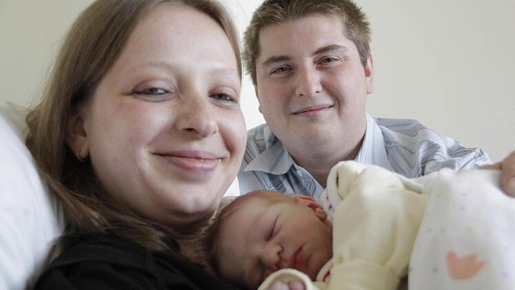 So sieht Neujahrsglück aus: Andrea und Nick Neumann mit Bastian, ihrem Erstgeborenen, im Klinikum Forchheim. Foto. Andreas Oswald