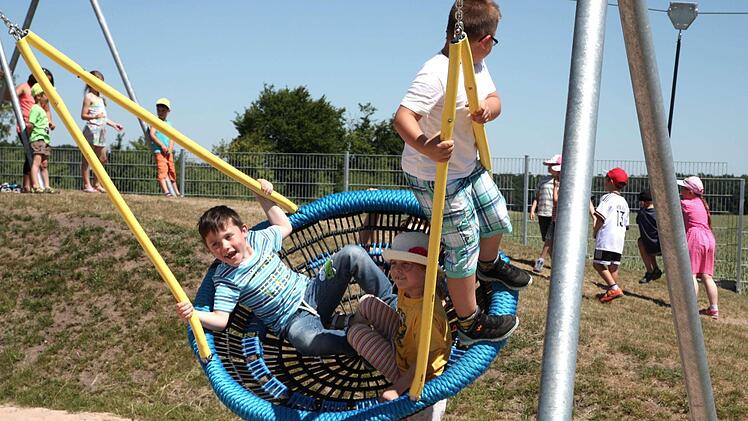 Die Kinder eroberten den Spielplatz in Windeseile. Foto: Richard Sänger