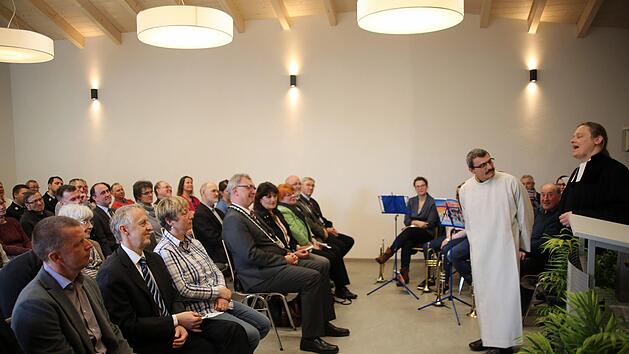 Viele zufriedene Gesichter gab es am Samstag bei der Einweihung der B&uuml;rgerwerkstatt in Untermerzbach (von links vorne) die Planer Thomas Peetz und Martin Burgsm&uuml;ller, Manfred Gr&uuml;ner (Regierung von Unterfranken, mit Ehefrau Petra) und B&uuml;rgermeister Helmut Dietz. Nun m&uuml;sse das Geb&auml;ude nur noch mit Leben gef&uuml;llt werden, meinten Ortspfarrerin Sonja von Aschen (rechts) und Michael Reubel (Kaltenbrunn)  Fotos: Bettina Knauth