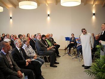 Viele zufriedene Gesichter gab es am Samstag bei der Einweihung der Bürgerwerkstatt in Untermerzbach (von links vorne) die Planer Thomas Peetz und Martin Burgsmüller, Manfred Grüner (Regierung von Unterfranken, mit Ehefrau Petra) und Bürgermeister Helmut Dietz. Nun müsse das Gebäude nur noch mit Leben gefüllt werden, meinten Ortspfarrerin Sonja von Aschen (rechts) und Michael Reubel (Kaltenbrunn)  Fotos: Bettina Knauth