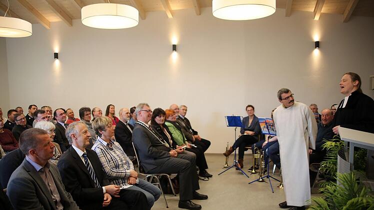 Viele zufriedene Gesichter gab es am Samstag bei der Einweihung der Bürgerwerkstatt in Untermerzbach (von links vorne) die Planer Thomas Peetz und Martin Burgsmüller, Manfred Grüner (Regierung von Unterfranken, mit Ehefrau Petra) und Bürgermeister Helmut Dietz. Nun müsse das Gebäude nur noch mit Leben gefüllt werden, meinten Ortspfarrerin Sonja von Aschen (rechts) und Michael Reubel (Kaltenbrunn)  Fotos: Bettina Knauth