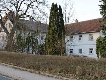 Zu groß, zu aufwändig zu renovieren, niemand will es haben: Das Anwesen Mühlleite 7 gleich neben dem Schulhaus soll abgerissen werden. Auf dem Areal könnte ein Park oder Schrebergarten für alle entstehen.Klaus Klaschka
