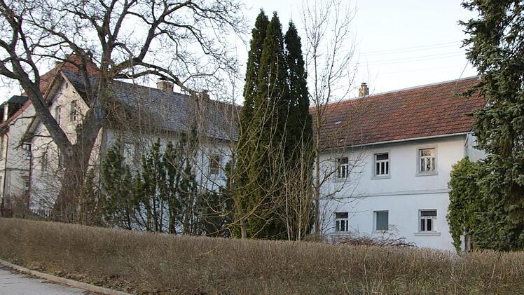 Zu groß, zu aufwändig zu renovieren, niemand will es haben: Das Anwesen Mühlleite 7 gleich neben dem Schulhaus soll abgerissen werden. Auf dem Areal könnte ein Park oder Schrebergarten für alle entstehen.Klaus Klaschka