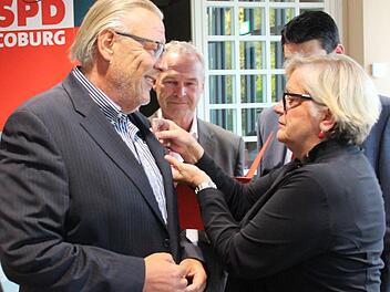 Alt-Oberbürgermeister Norbert Kastner (links) gehört seit 40 Jahren der SPD an. Kastner war von 1990 bis 2014 OB in Coburg. Er habe der SPD viel zu verdanken und sie ihm, sagte sein Freund und Laudator Frank Rebhan (Mitte). Petra Schneider, Vorsitzende des SPD-Ortsvereins Südost, steckte die Ehrennadel an.