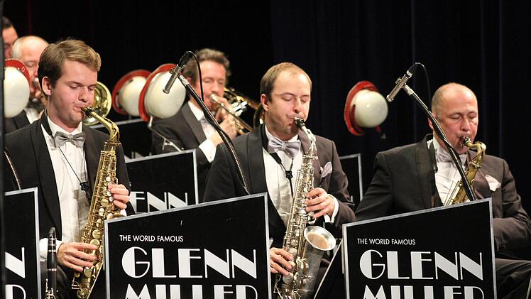 Die Musiker des Glenn Miller Orchestras spielten authentischen Sound. Foto: Sonny Adam