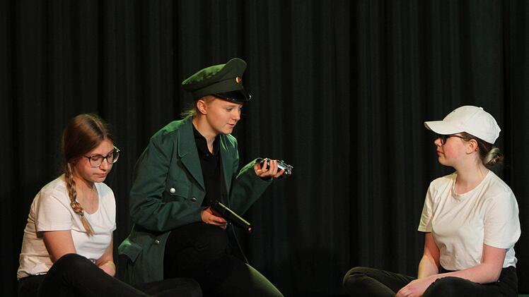 Der Sergeant mit den beiden Kindern Jimmy (Nicola Mühlfelder) und Mary (Selina Vogel)