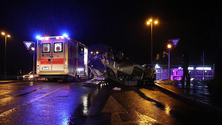 Unfall in F&uuml;rth am Freitagabend: Ein Wagen landete nach einem Zusammensto&szlig; auf dem Dach. Foto: NEWS5 / O&szlig;wald