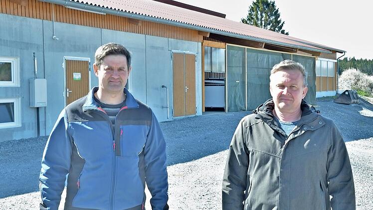 Ralf Sachs (links) und Dieter Hofmann haben erst vor einem Jahr einen neuen Stall für ihre 70 Rinder gebaut.