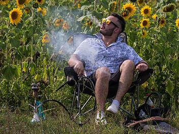 Sonnenschein, Sonnenblumen, eine Wasserpfeife und ein munteres Fußballspiel - fast wie vor Corona. Dieser Zaungast beobachtete das Testspiel zwischen Haarbrücken und Mitwitz. Heinrich Weiß