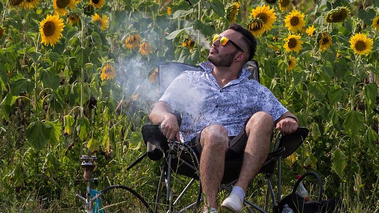 Sonnenschein, Sonnenblumen, eine Wasserpfeife und ein munteres Fußballspiel - fast wie vor Corona. Dieser Zaungast beobachtete das Testspiel zwischen Haarbrücken und Mitwitz. Heinrich Weiß