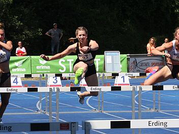 Johanna Büchs (Mitte) sprintete bei den Aktiven über 100 Meter Hürden in Bestzeit auf Platz vier. Foto: Reinhold Nürnberger