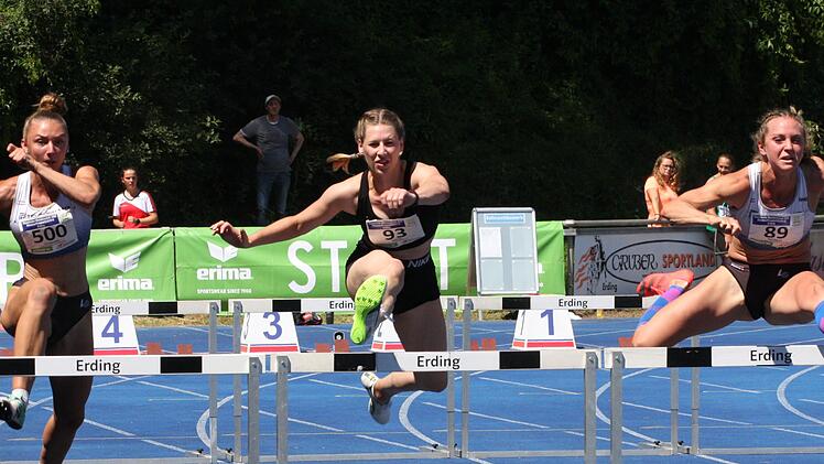 Johanna Büchs (Mitte) sprintete bei den Aktiven über 100 Meter Hürden in Bestzeit auf Platz vier. Foto: Reinhold Nürnberger