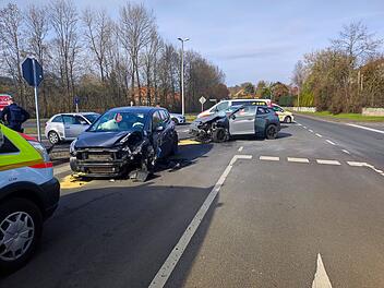 Bad Kissingen: Autofahrerin &uuml;berf&auml;hrt Stoppschild und l&ouml;st Kollision aus - Unfall fordert Verletzte