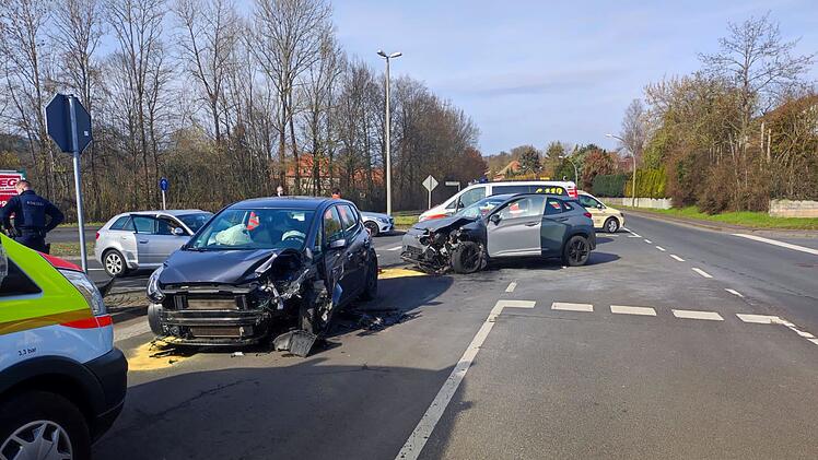 Bad Kissingen: Autofahrerin &uuml;berf&auml;hrt Stoppschild und l&ouml;st Kollision aus - Unfall fordert Verletzte