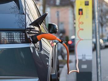 85.073 öffentliche Ladepunkte gibt es zwischenzeitlich auf deutschen Straßen.