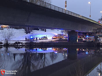 W&auml;hrend Feuer in Bamberger Wohnhaus: Mann aus Main-Donau-Kanal gerettet